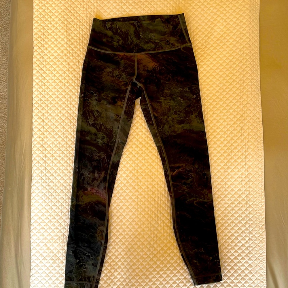 Lululemon Wunder Under tight in a marbled pattern. Size 6.